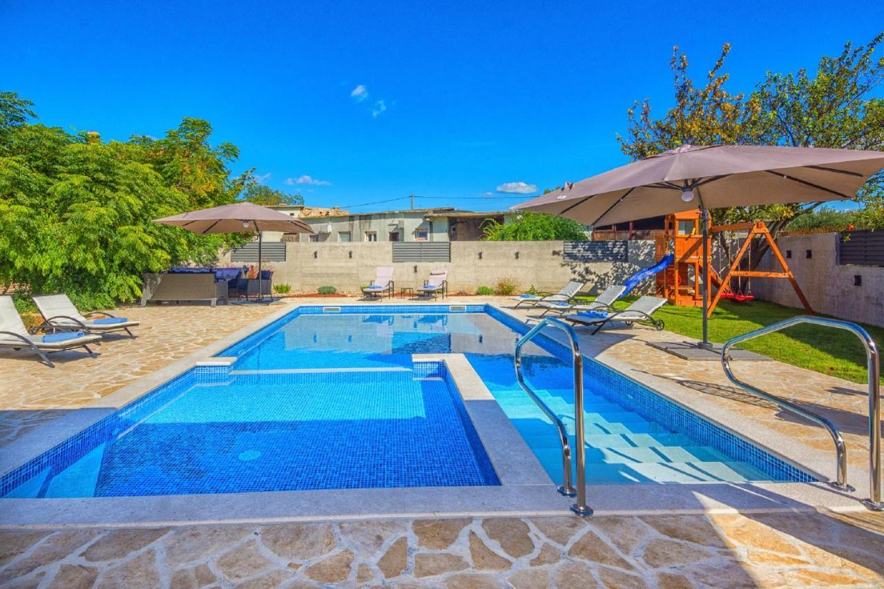 Holiday Home Tower With Private Pool, Sauna And Quads Smilcic Exteriér fotografie