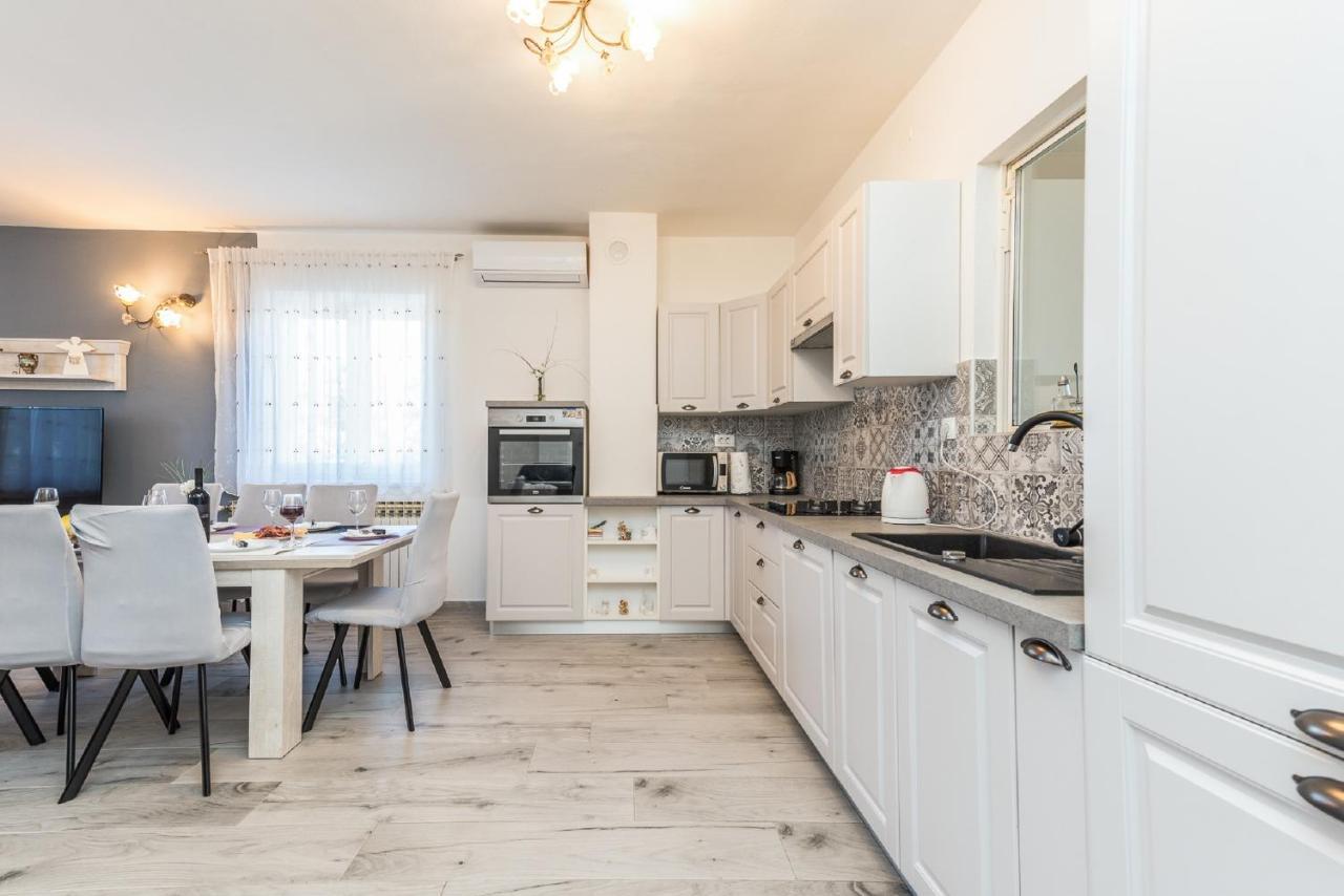 Holiday Home Tower With Private Pool, Sauna And Quads Smilcic Exteriér fotografie