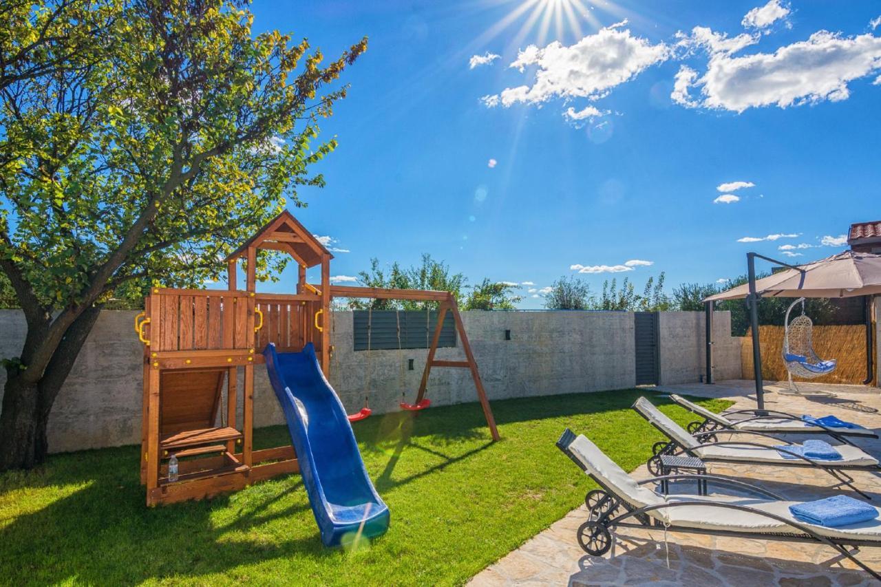 Holiday Home Tower With Private Pool, Sauna And Quads Smilcic Exteriér fotografie