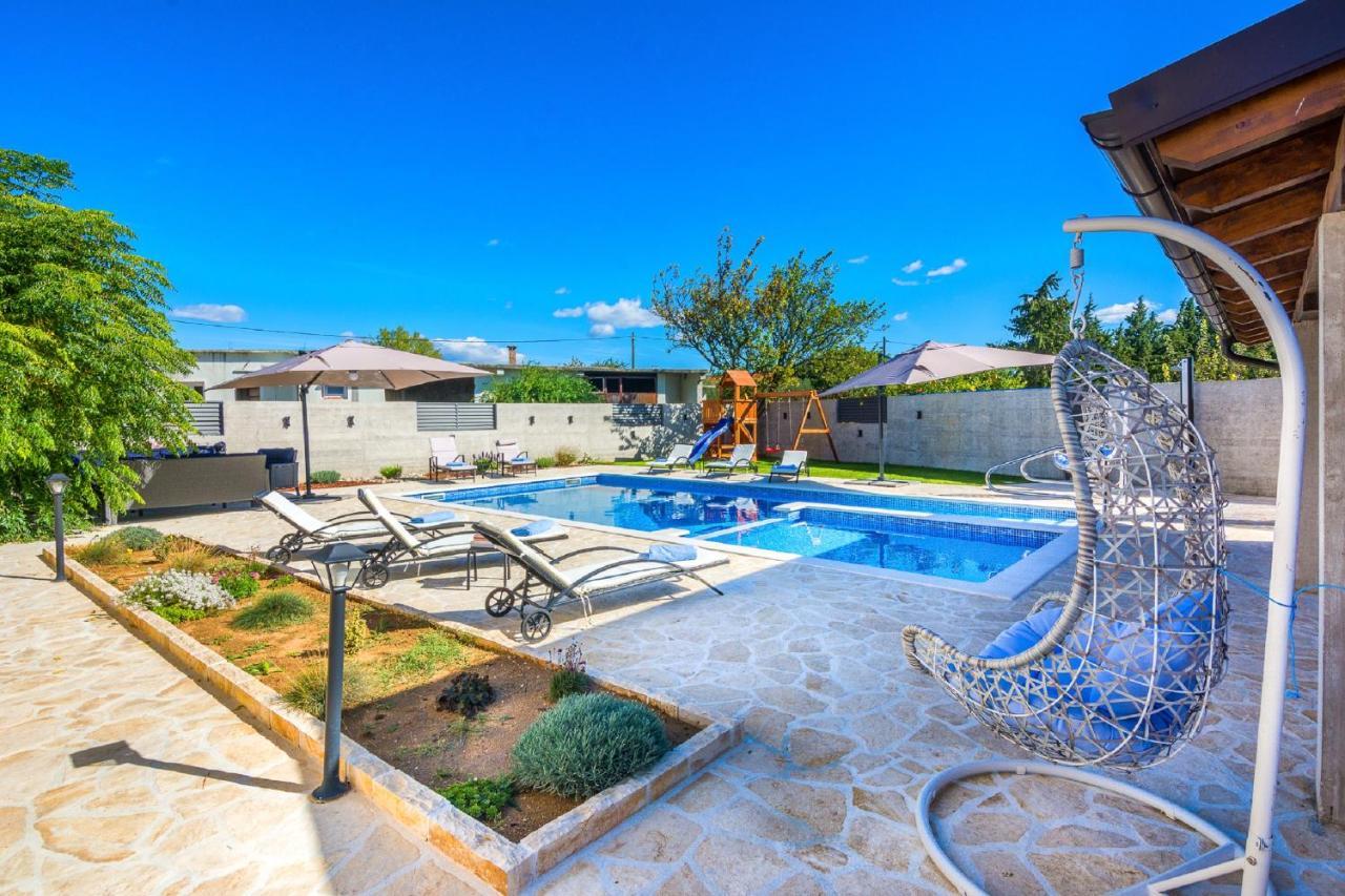 Holiday Home Tower With Private Pool, Sauna And Quads Smilcic Exteriér fotografie