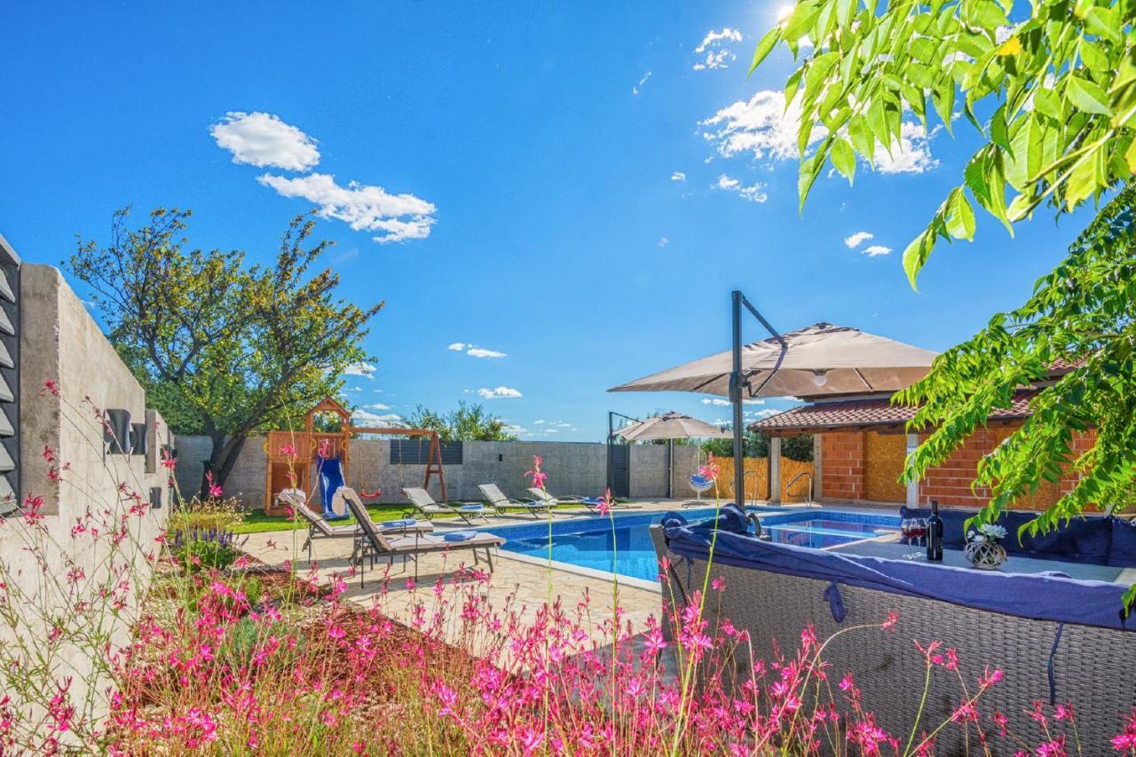 Holiday Home Tower With Private Pool, Sauna And Quads Smilcic Exteriér fotografie